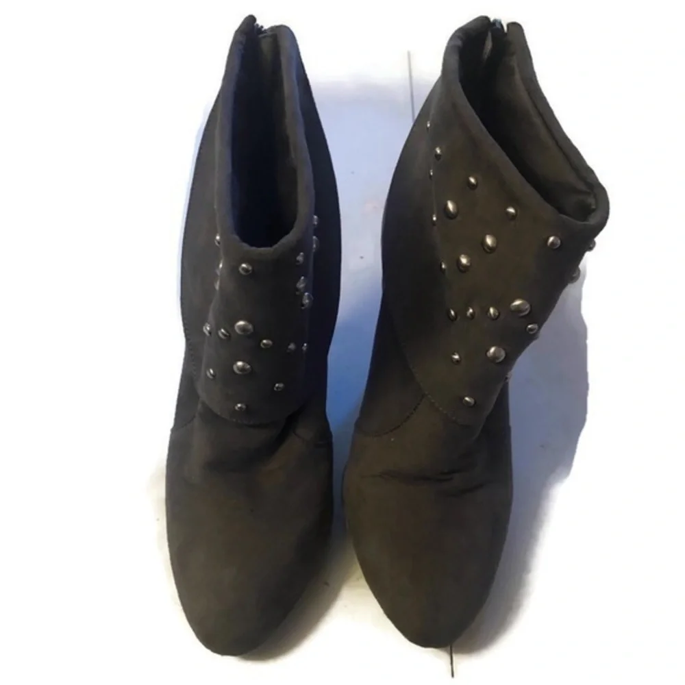 Unisa Womens Gray Booties With Metal Studs Sz 7.5